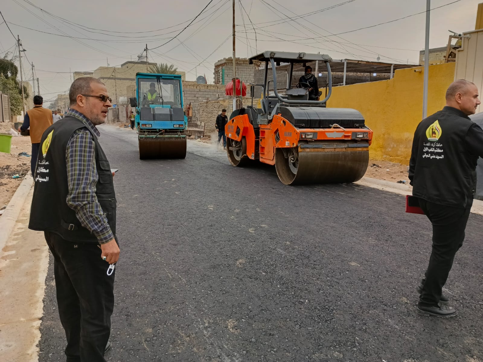 تواصل العمل في اكساء شوارع الغدير في عدد من المناطق