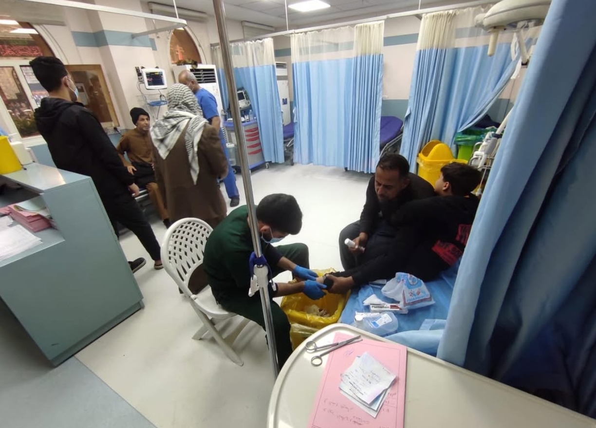 مستشفى السفير يستمر بتقديم الخدمات الطبية للزائرين .