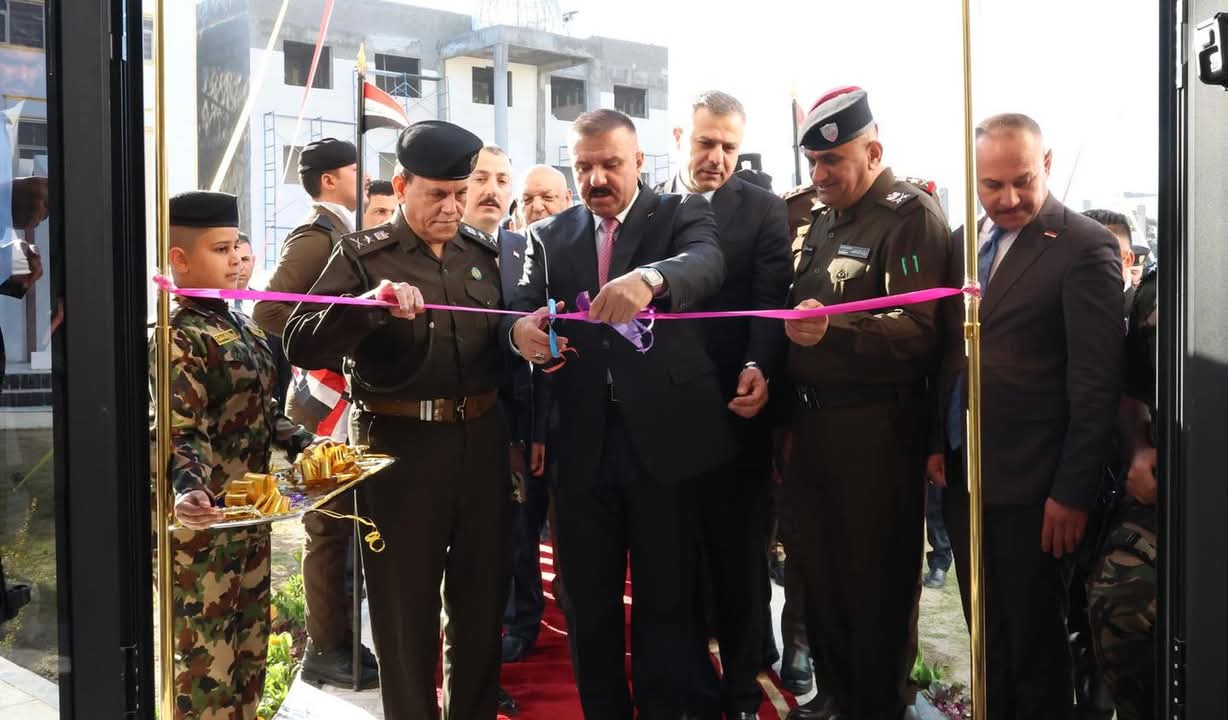 وزير الداخلية يفتتح عدداً من البنايات ويطلع على معرض للأسلحة في قيادة شرطة بغداد الرصافة .