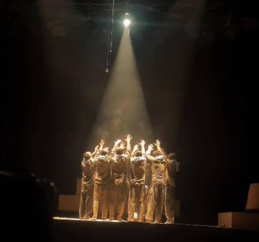 "صانع الملائكة".. ملحمة مسرحية تُجسد ذاكرة الشهادة على خشبة كربلاء